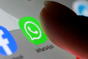 Configurar la app para evitar descargas automáticas contribuye a reducir el uso de almacenamiento. (Reuters)