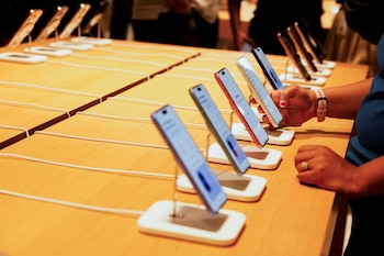 La decisión de no lanzar un iPhone 17 Pro en color negro sorprendió a los seguidores de la marca. 
 REUTERS/Priyanshu Singh