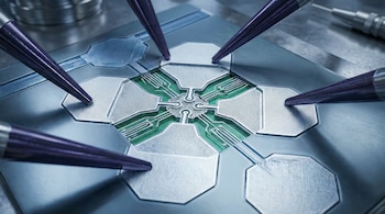 Primer plano de un chip experimental con circuitos verdes y metálicos, rodeado por varias sondas púrpuras en un laboratorio, destacando sus complejas estructuras.