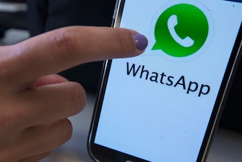 Los usuarios afectados pueden recibir una notificación que alerta que el modelo dejará de ser compatible con WhatsApp. (Foto: EFE/Marcelo Sayão/Archivo)